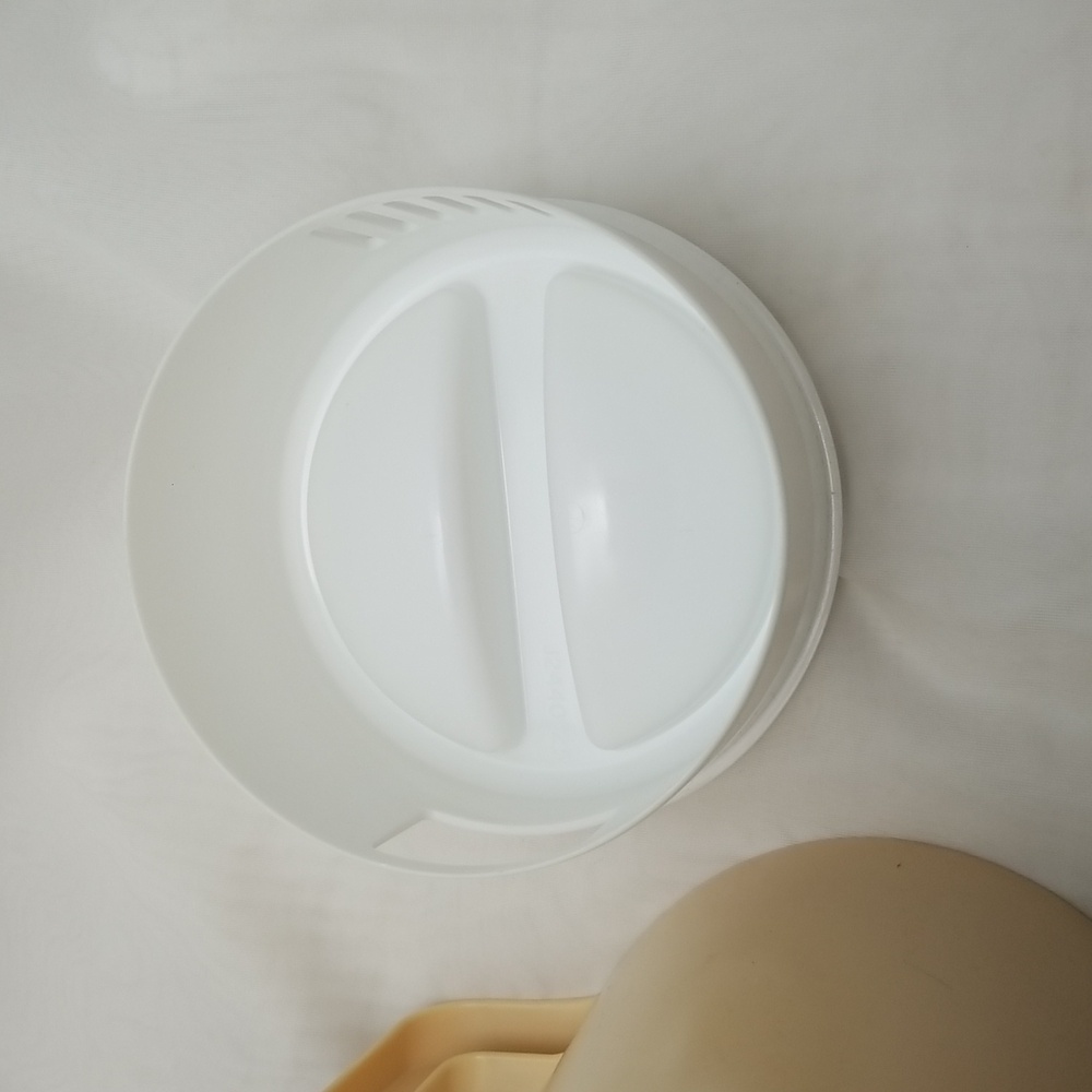 Vintage Rubbermaid Plastic Pitcher - Picture 5 of 14